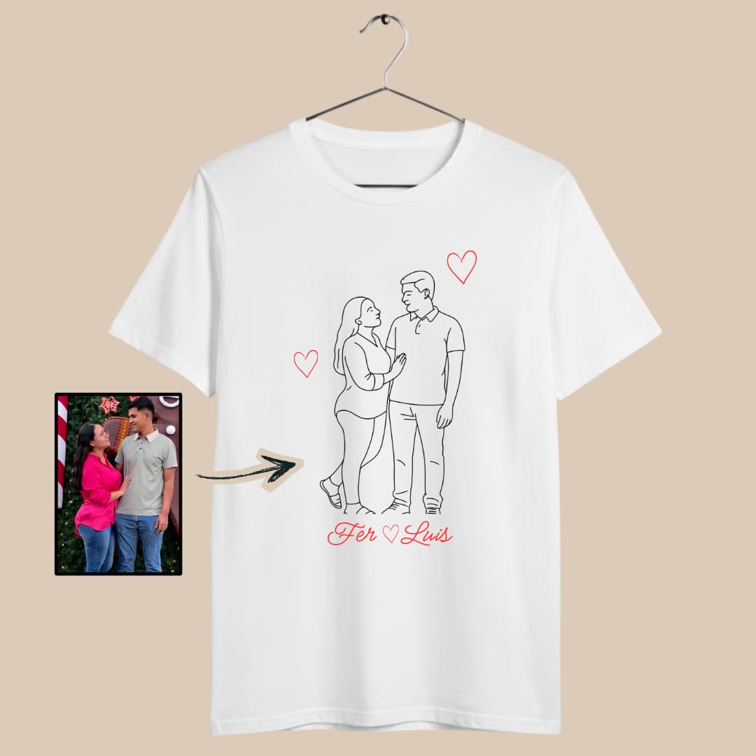 Playera negra y blanca personalizada con dibujo lineal de pareja y nombres Blanca
