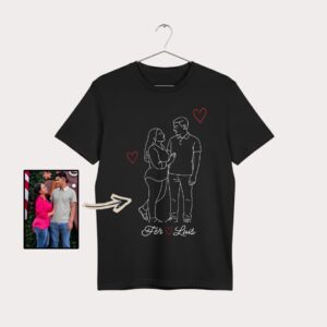 Playera negra y blanca personalizada con dibujo lineal de pareja y nombres Negra